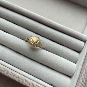 Elegant Gold Sunburst Ring